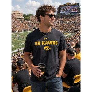 Nike Iowa Hawkeyes Go Hawks Dri-FIT Black Graphic T-Shirt Mens Medium New